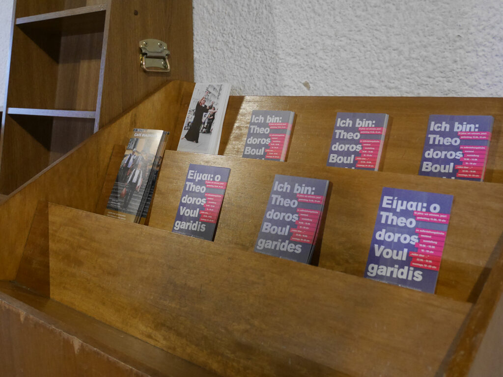 Bild, Postkarten Ich bin: Theodoros Boulgarides, deutsch und griechisch, im Kirchsaal