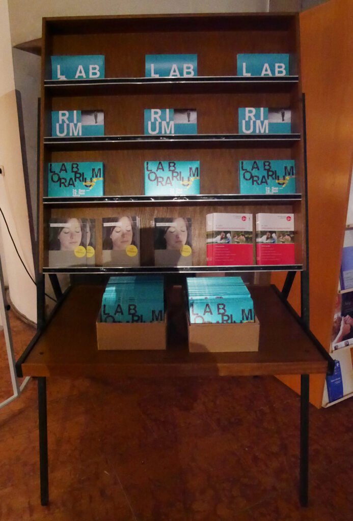 Bild, Laborarium. Flyer und Mappen im Kirchraum